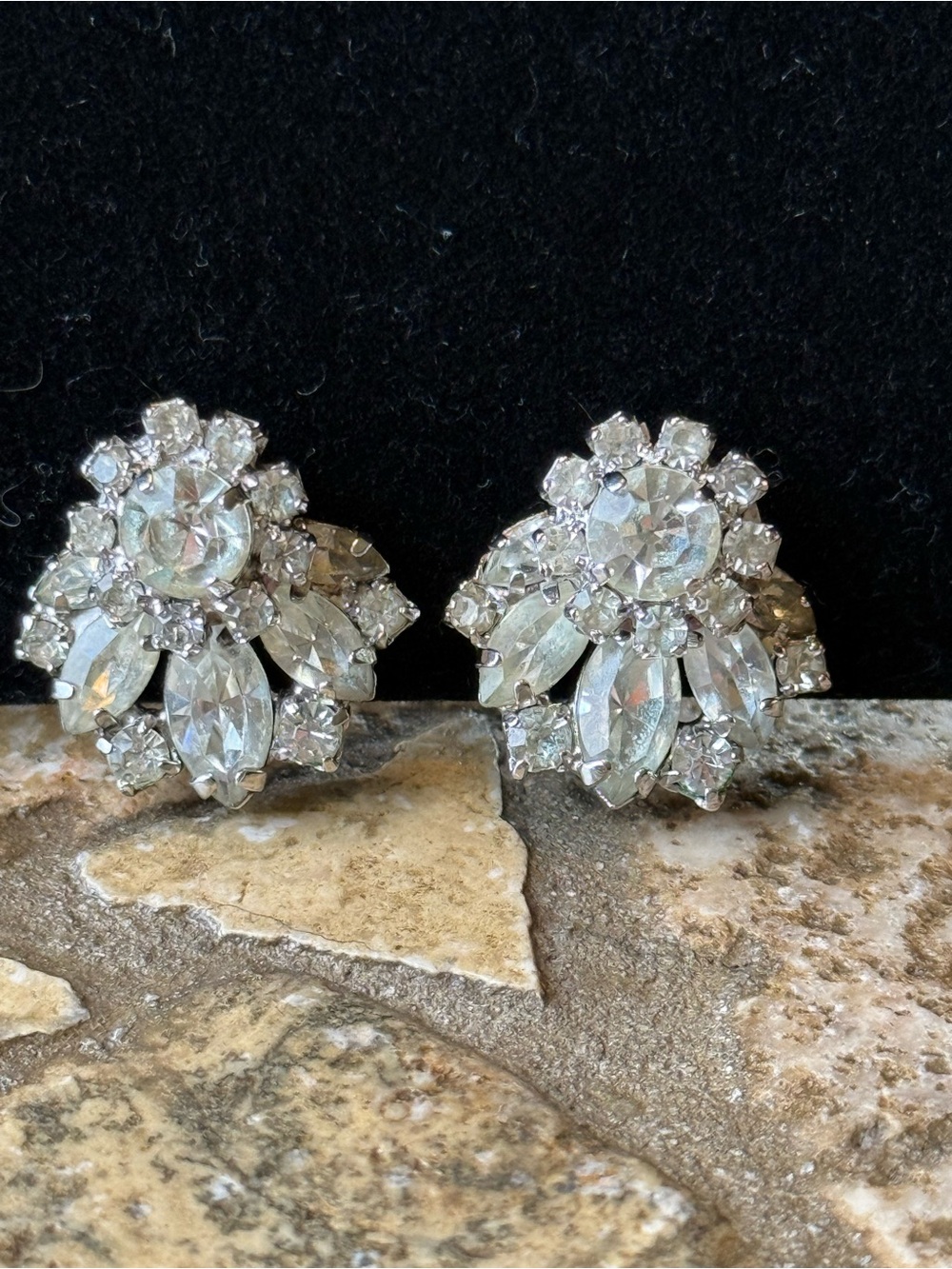 Vintage Weiss Crystal Screw-back Earrings White/Clear
